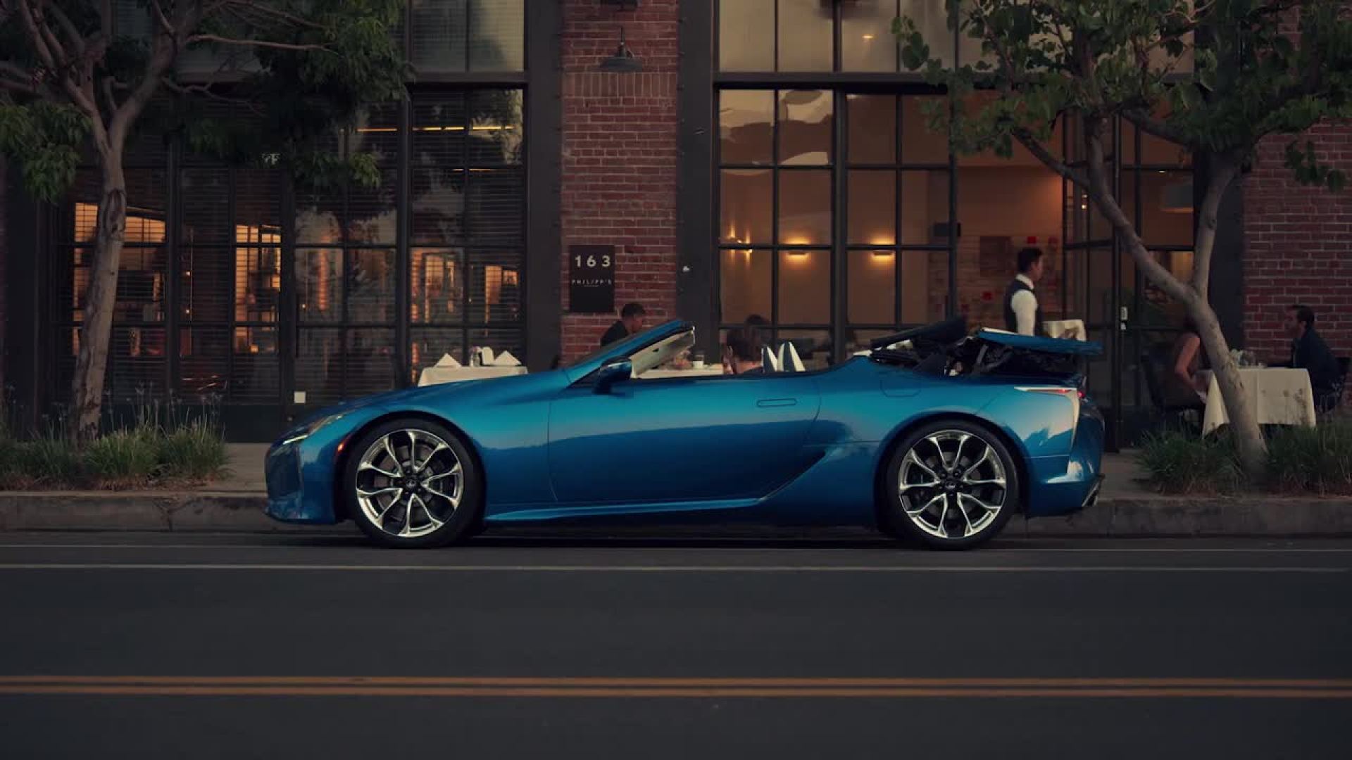 飘动的蓝色之海:雷克萨斯lc 500敞篷跑车