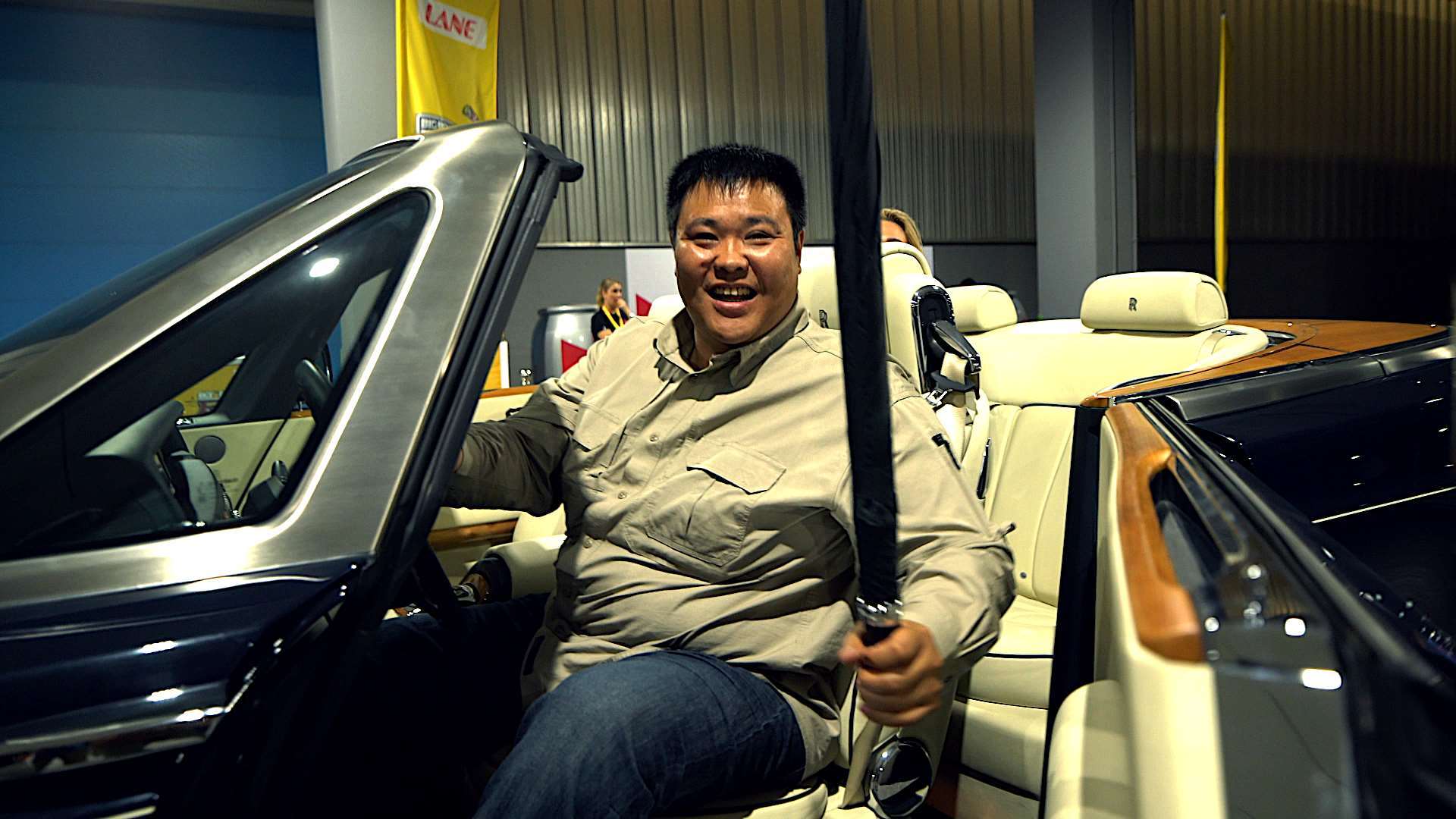 张昕宇到迪拜开劳斯莱斯,一把车用雨伞就卖10万元