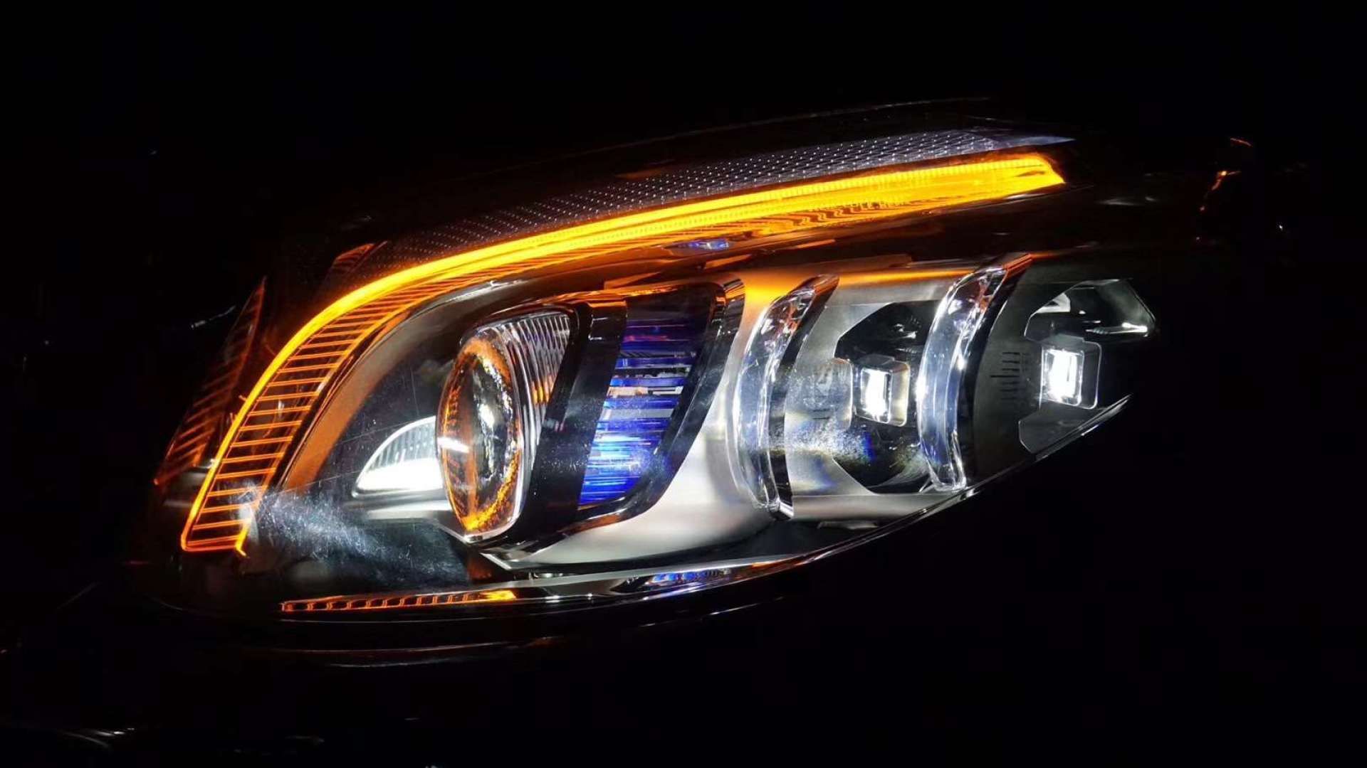 老款奔驰c200升级新款高配智能几何多光束led大灯测试