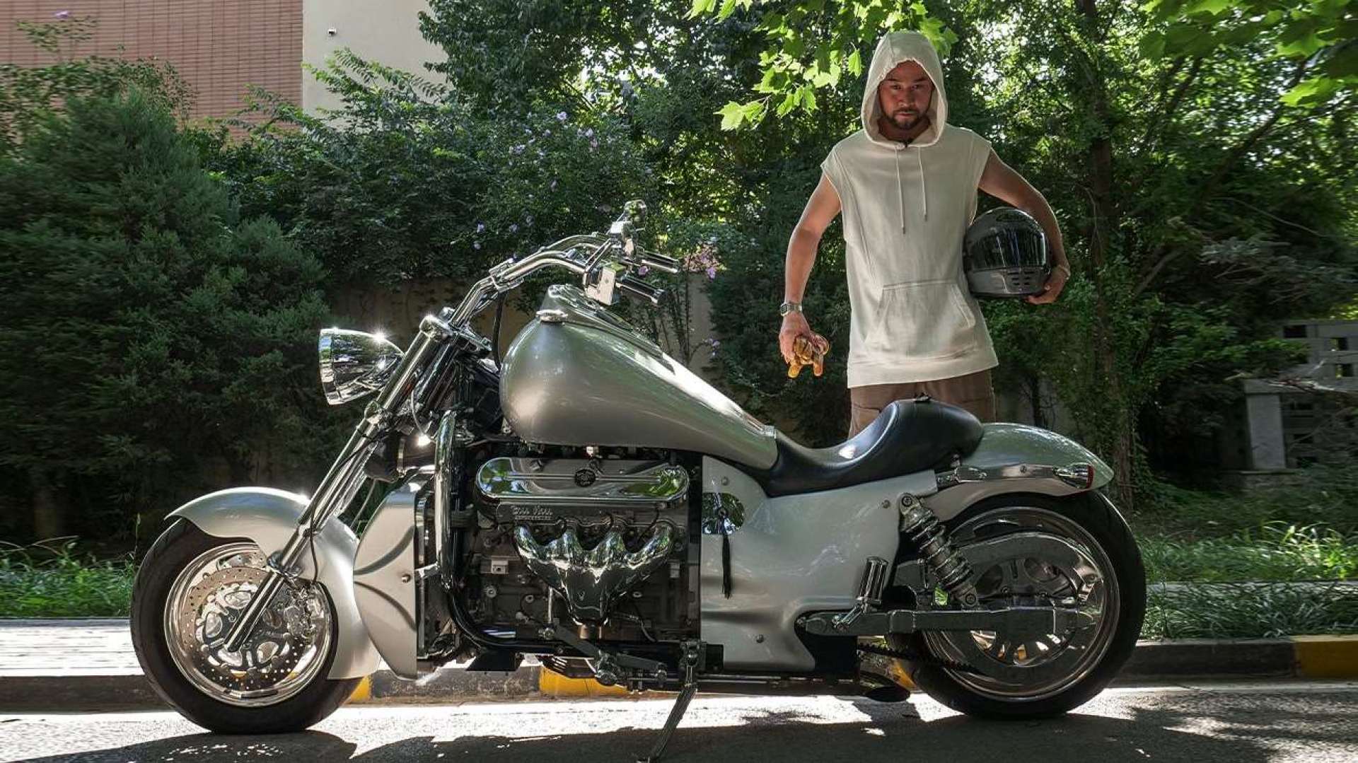 《宏义的摩托》bosshoss,一台v8发动机的摩托