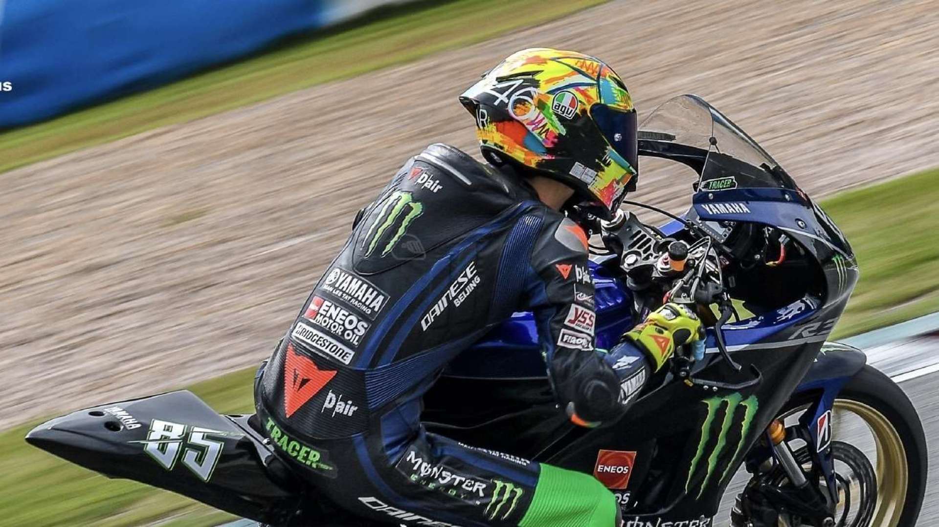 王一博摩托车赛片段