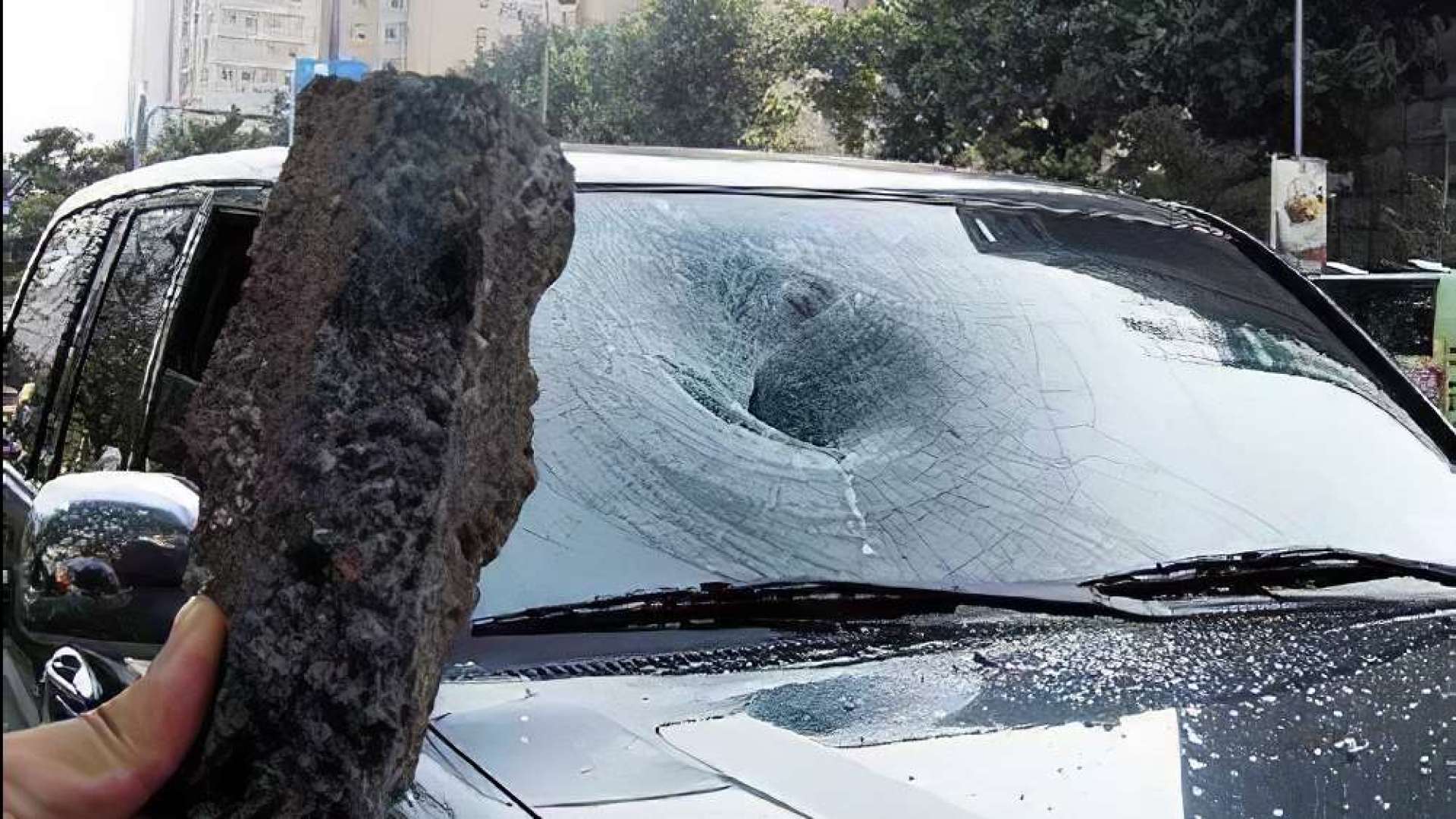 前车有东西掉下来砸伤了我的车,能走保险吗?