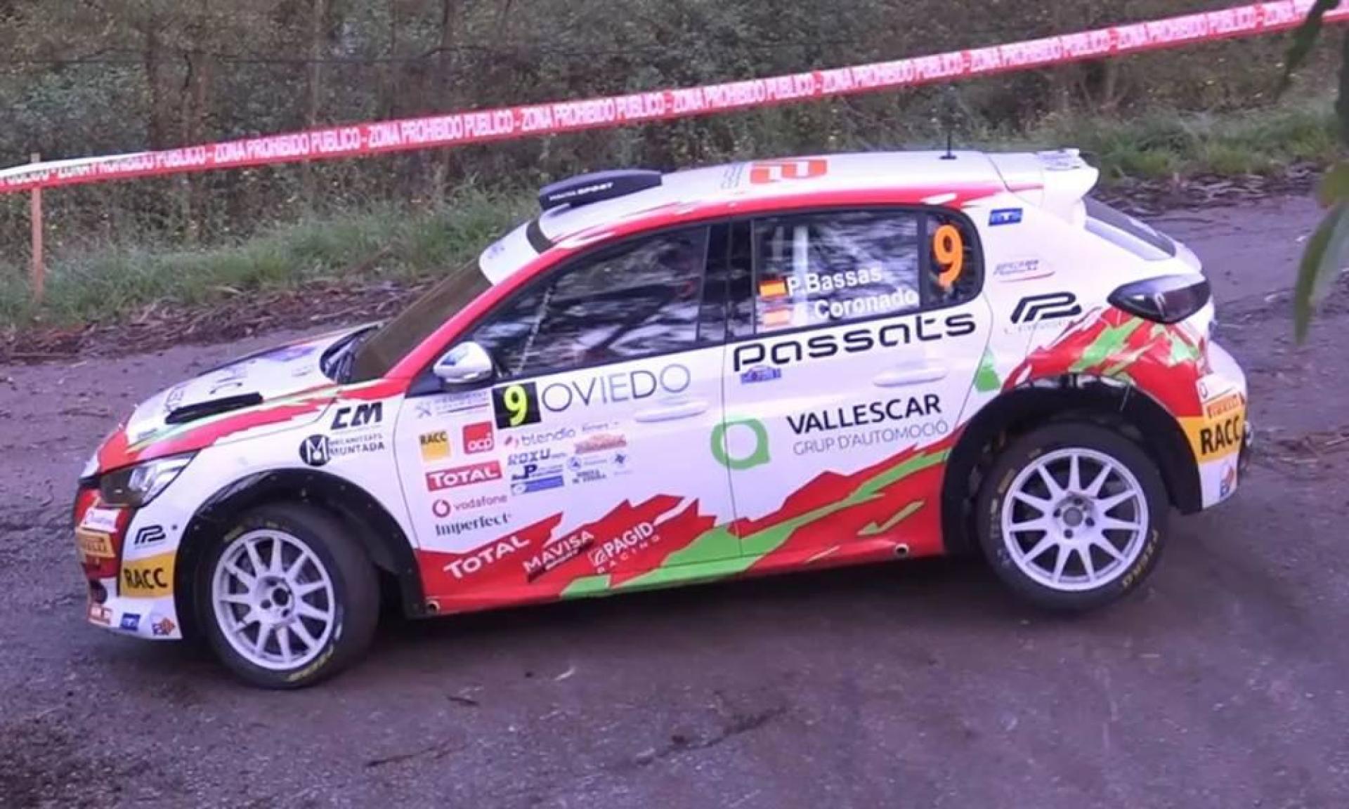 标志拉力赛车比赛狂飙现场