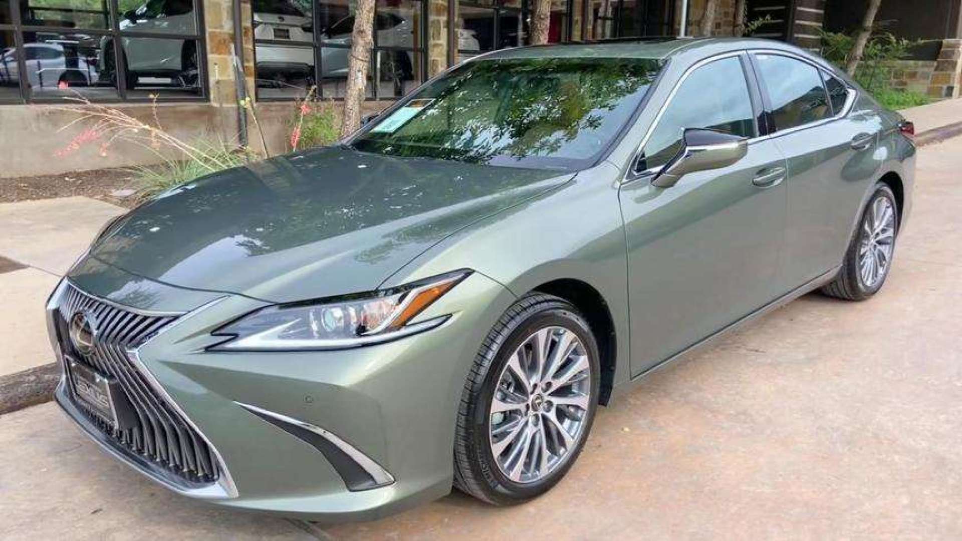 2020款雷克萨斯es350,全面了解外观和内饰,买不买宝马5自己定!