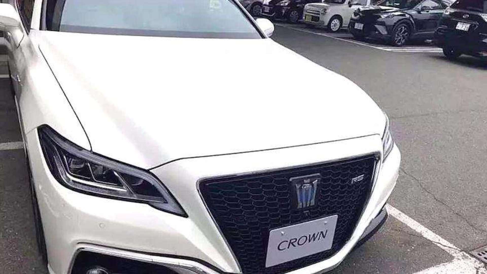 2020款丰田皇冠,打开车门坐进驾驶座,惊艳的一幕上演了