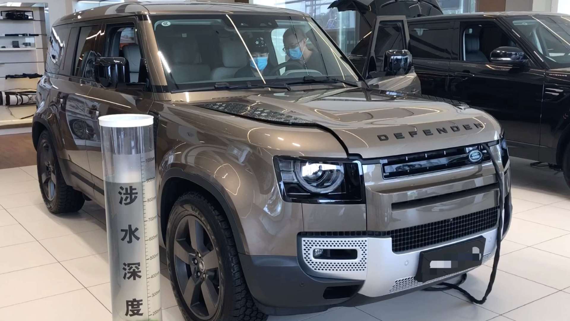 探店全新一代路虎卫士p400hse全新造型779种驾驶模式77两把锁