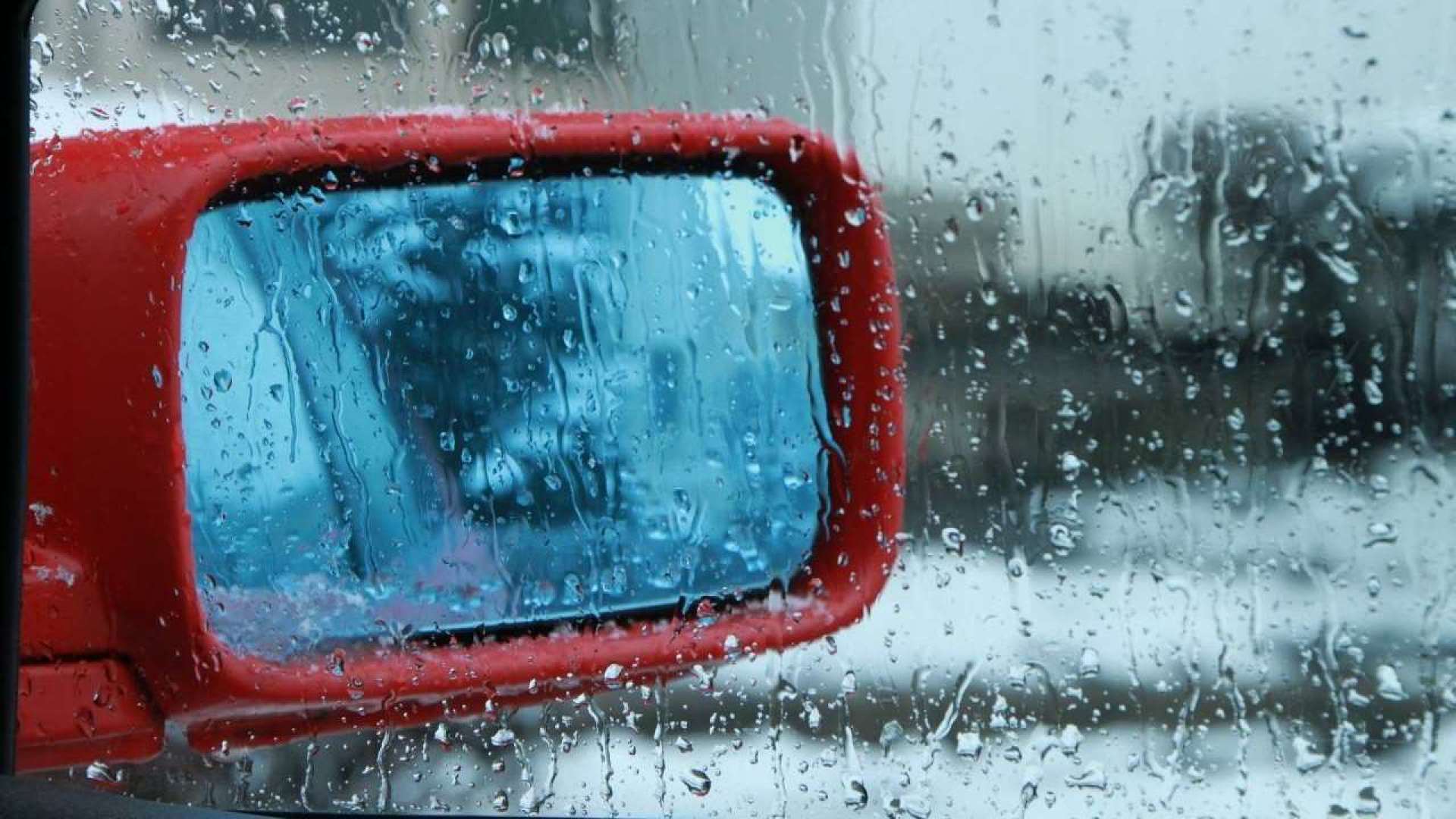 雨天车内开冷气车窗外侧起雾了怎么办?
