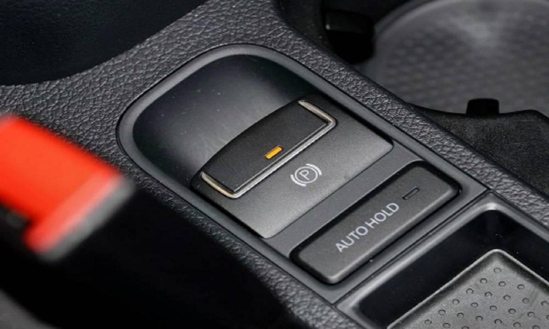 自动驻车真的好用吗?很多车主不敢用,老司机:这个功能很方便